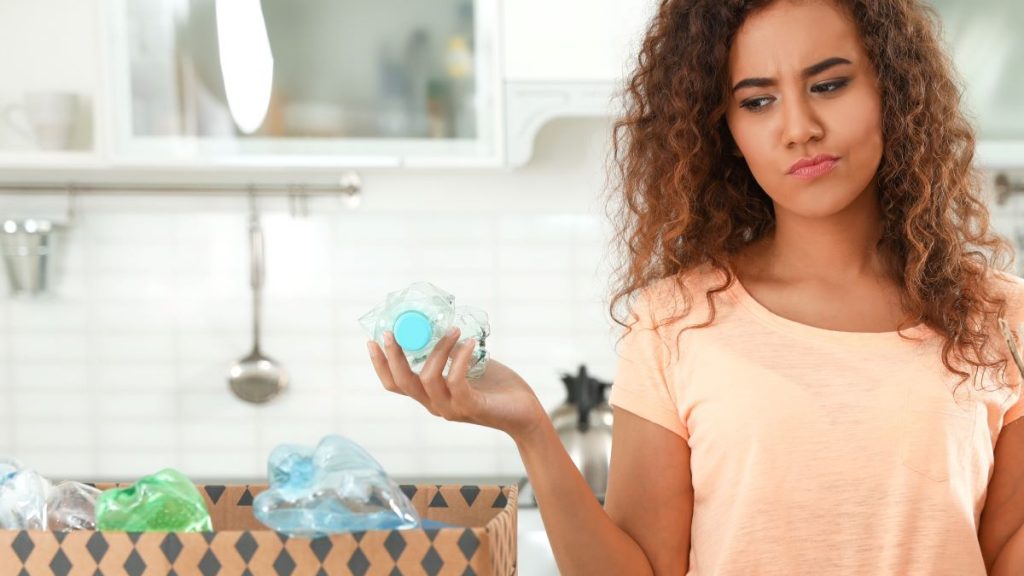 Le dilemme du recyclage : que faire des étiquettes sur plastique ?