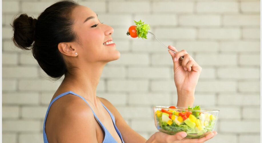 femme qui reflechi a son repas