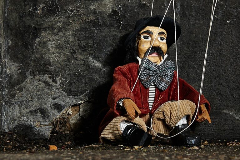 marionnette en bois et ficelle