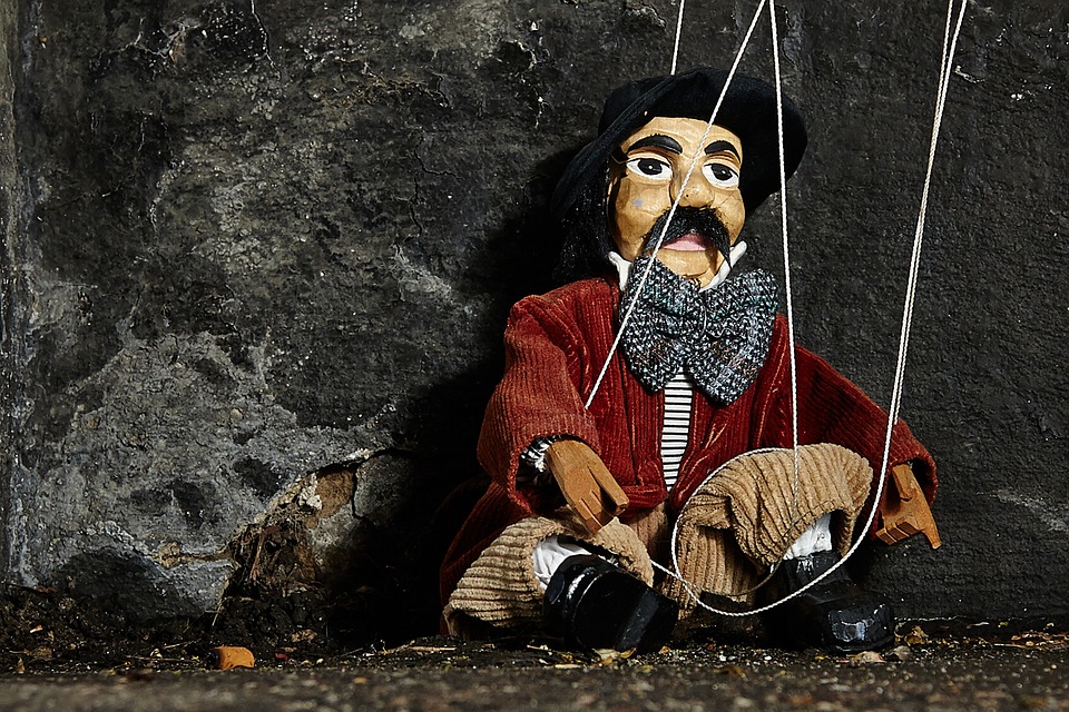 marionnette en bois et ficelle