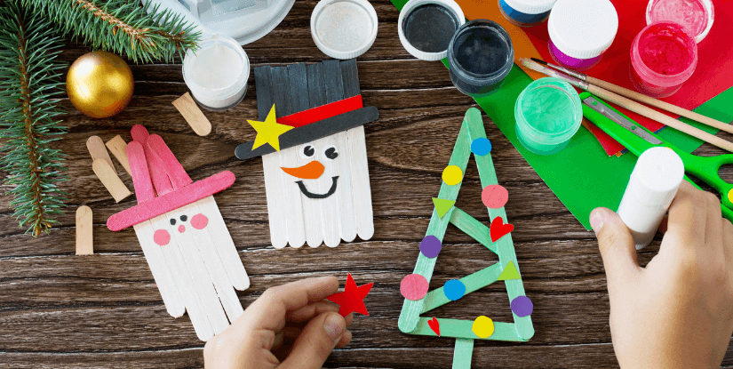 Comment organiser des activités de bricolage de Noël adaptées aux tout-petits?