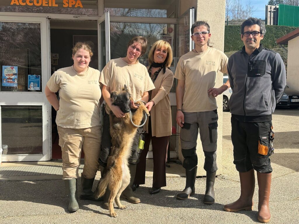 Photo du refuge de la SPA Saint-Étienne lors d'une journée portes ouvertes avec des bénévoles et des animaux accueillis