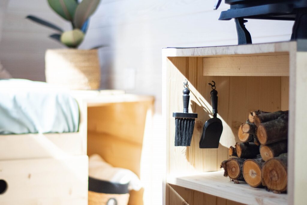 Intérieur d’un studio optimisé pour réduire la consommation d’électricité