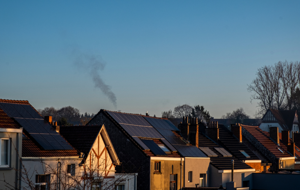 maison avec panneaux solaires
